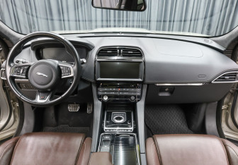Подержанный автомобиль Jaguar F-Pace 2017 года (14 фото)
