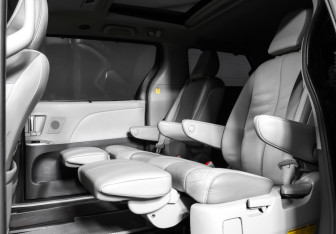 Подержанный автомобиль Toyota Sienna 2013 года (3 фото)