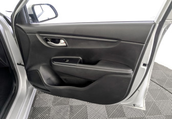 Подержанный автомобиль Kia Rio Sedan 2018 года (24 фото)