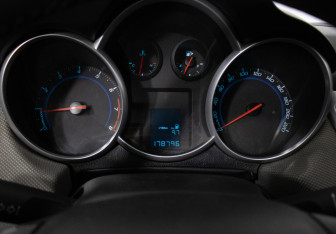 Подержанный автомобиль Chevrolet Cruze Sedan 2012 года (12 фото)