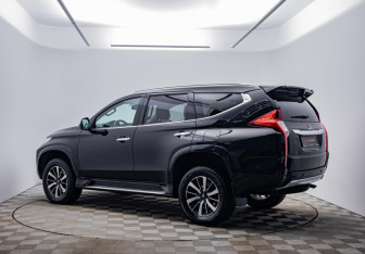 Подержанный автомобиль Mitsubishi Pajero Sport 2016 года (7 фото)