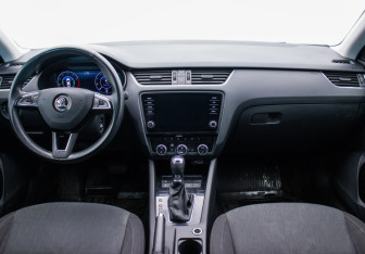 Подержанный автомобиль Skoda Octavia Liftback 2019 года (13 фото)