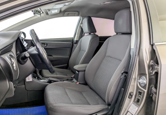 Подержанный автомобиль Toyota Corolla Sedan 2016 года (20 фото)