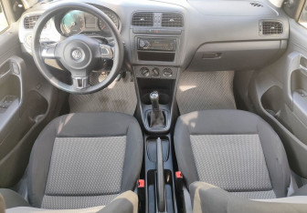 Подержанный автомобиль Volkswagen Polo Sedan 2010 года (10 фото)
