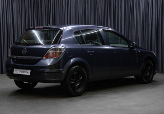 Подержанный автомобиль Opel Astra Hatchback 2011 года (5 фото)