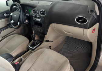Подержанный автомобиль Ford Focus Sedan 2006 года (11 фото)