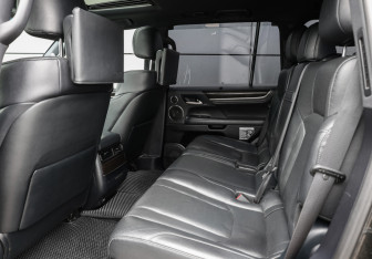 Подержанный автомобиль Lexus LX 2017 года (12 фото)