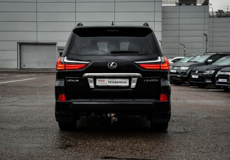 Подержанный автомобиль Lexus LX 2016 года (6 фото)