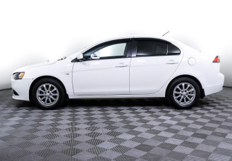Подержанный автомобиль Mitsubishi Lancer Sedan 2013 года (3 фото)
