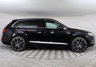 Подержанный автомобиль Audi Q7 2016 года (4 фото)