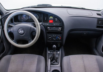 Подержанный автомобиль Hyundai Elantra Sedan 2004 года (13 фото)