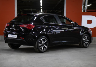 Подержанный автомобиль Alfa Romeo Giulietta Hatchback 2014 года (5 фото)