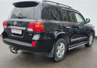 Подержанный автомобиль Toyota Land Cruiser Suv 2012 года (5 фото)