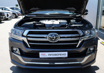 Подержанный автомобиль Toyota Land Cruiser Suv 2019 года (9 фото)