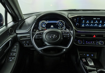 Подержанный автомобиль Hyundai Sonata 2021 года (13 фото)
