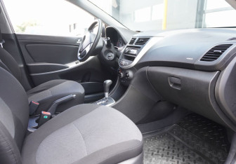 Подержанный автомобиль Hyundai Solaris Hatchback 2013 года (11 фото)