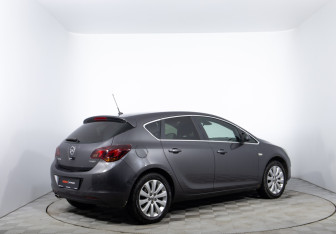 Подержанный автомобиль Opel Astra Hatchback 2011 года (5 фото)