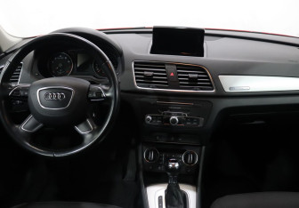 Подержанный автомобиль Audi Q3 2015 года (13 фото)