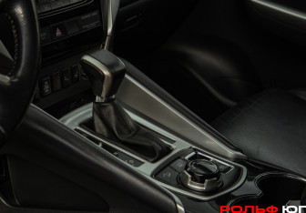 Подержанный автомобиль Mitsubishi Pajero Sport 2018 года (16 фото)