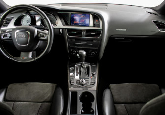 Подержанный автомобиль Audi S5 Coupe 2009 года (10 фото)