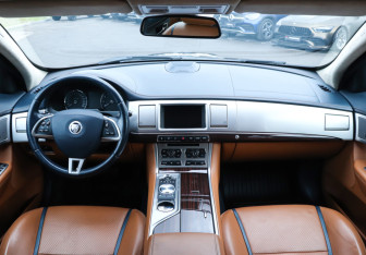 Подержанный автомобиль Jaguar XF Sedan 2012 года (12 фото)