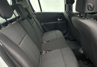 Подержанный автомобиль Renault Clio Hatchback 2009 года (14 фото)