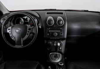 Подержанный автомобиль Nissan Qashqai 2007 года (12 фото)
