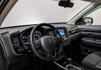 Подержанный автомобиль Mitsubishi Outlander 2019 года (15 фото)