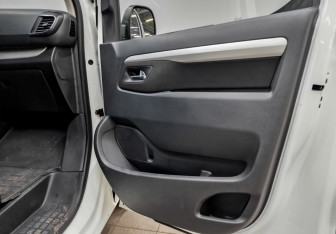 Подержанный автомобиль Peugeot Traveller 2022 года (24 фото)