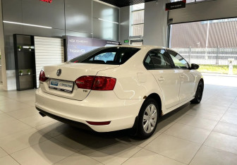 Подержанный автомобиль Volkswagen Jetta Sedan 2012 года (4 фото)