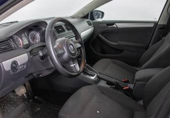 Подержанный автомобиль Volkswagen Jetta Sedan 2012 года (10 фото)