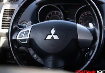 Подержанный автомобиль Mitsubishi Outlander 2011 года (14 фото)