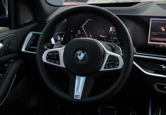 Подержанный автомобиль BMW X5 2025 года (11 фото)