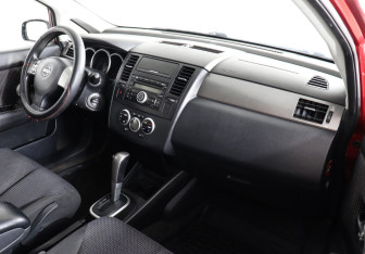 Подержанный автомобиль Nissan Tiida Hatchback 2012 года (8 фото)
