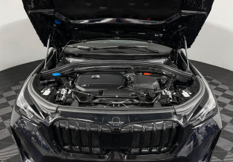 Подержанный автомобиль BMW X1 2025 года (10 фото)