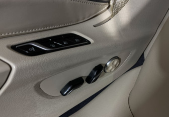 Подержанный автомобиль Voyah Dream 2024 года (17 фото)