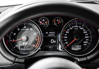 Подержанный автомобиль Audi TT Coupe 2011 года (10 фото)