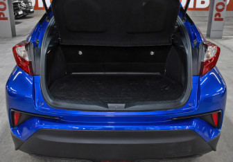 Подержанный автомобиль Toyota C-HR 2019 года (10 фото)
