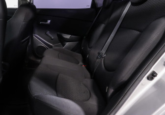 Подержанный автомобиль Kia Rio Sedan 2015 года (10 фото)