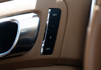 Подержанный автомобиль Porsche Cayenne 2012 года (23 фото)