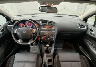 Подержанный автомобиль Citroen C4 Hatchback 2011 года (12 фото)
