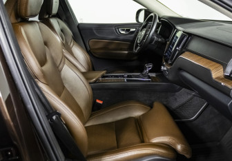 Подержанный автомобиль Volvo XC60 2018 года (10 фото)