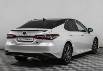 Подержанный автомобиль Toyota Camry Sedan 2021 года (5 фото)