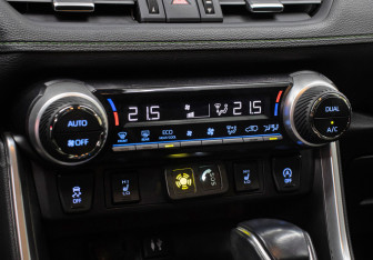 Подержанный автомобиль Toyota RAV4 2022 года (18 фото)