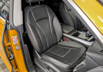 Подержанный автомобиль Audi Q8 2019 года (23 фото)