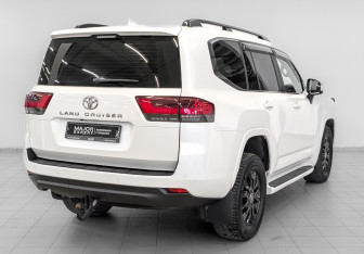 Подержанный автомобиль Toyota Land Cruiser Suv 2021 года (5 фото)