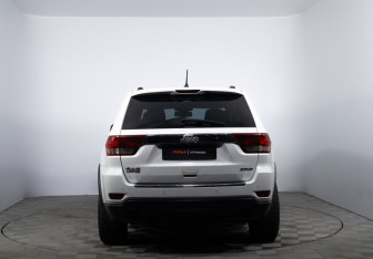 Подержанный автомобиль Jeep Grand Cherokee 2012 года (6 фото)