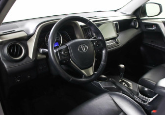Подержанный автомобиль Toyota RAV4 2015 года (7 фото)