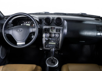 Подержанный автомобиль Hyundai Coupe 2002 года (13 фото)