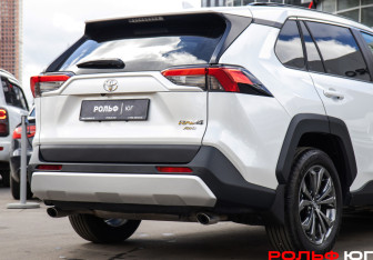 Подержанный автомобиль Toyota RAV4 2025 года (19 фото)